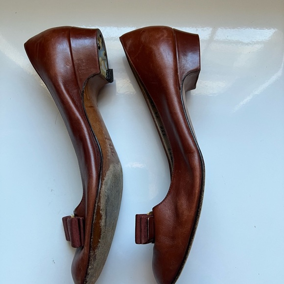 Salvatore Ferragamo Brown Leather Vara Pumps with Gold Accent - Picture 3 of 7